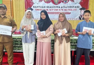 Penyaluran Beasiswa Pelajar Berprestasi, Bukti Komitmen Desa Halangan terhadap Pendidikan